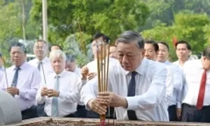 Tổng Bí thư Tô Lâm gặp gỡ nhân dân, dâng hương tại Tân Trào