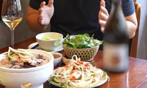 Rượu vang có thể kết hợp lòng lợn và mắm tôm?